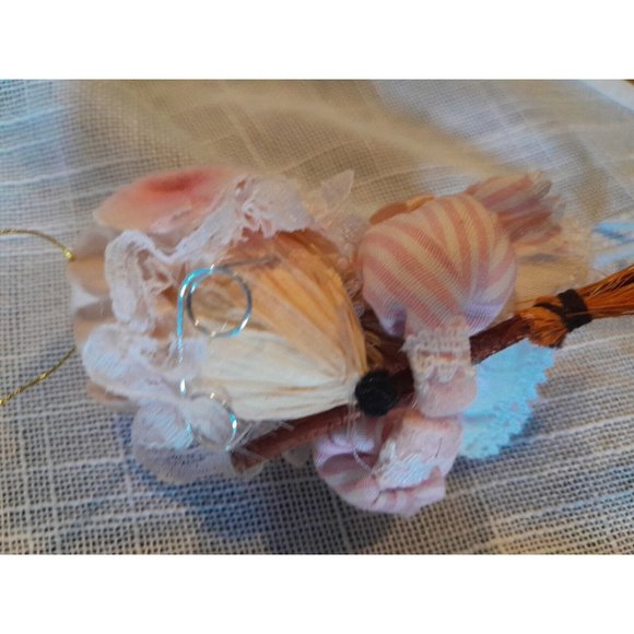 2 Corn Husk Ornaments An Angel And A Granny Mouse Not Labeled Very Cute Preowned - Picture 6 of 7